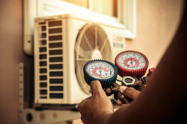 Professional Hvac technician working in Clarksville, IA